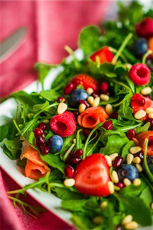 simsearch:659-07597225,k - Healthy salad with rocket, spinach, smoked salmon and berries Stock Photo - Premium Royalty-Free, Code: 659-08940053