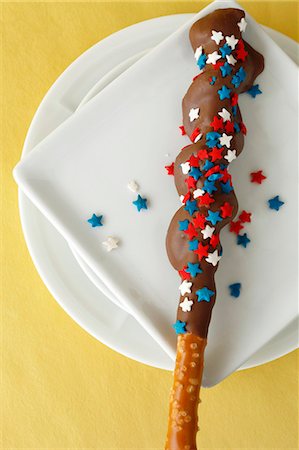 pretzel at usa - A chocolate-coated pretzel stick with red, white and blue stars for the 4th of July (USA) Stock Photo - Premium Royalty-Free, Code: 659-08940062