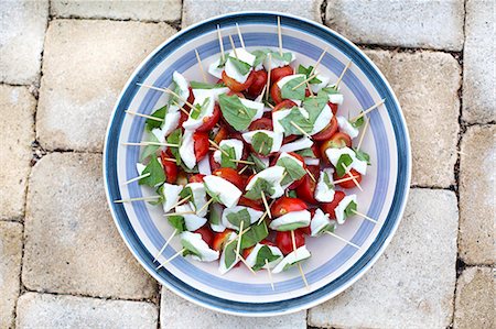 simsearch:659-06373046,k - Tomato and mozzarella skewers with basil on a plate Stock Photo - Premium Royalty-Free, Code: 659-08940117