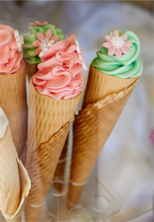 Ice cream cones with meringue and sugar flowers Stock Photo - Premium Royalty-Free, Code: 659-08940159