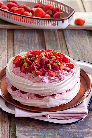 simsearch:659-07069181,k - Pavlova with strawberries, raspberries and pistachios Stock Photo - Premium Royalty-Free, Code: 659-08940199