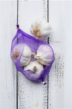 simsearch:659-08147216,k - Bulbs of garlic in a net Stock Photo - Premium Royalty-Free, Code: 659-08940233