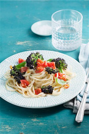 simsearch:659-08940768,k - Linguine with purple broccoli, tomatoea, chilli and basil Stock Photo - Premium Royalty-Free, Code: 659-08940246