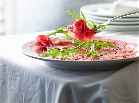 simsearch:659-07597225,k - Beef carpaccio with pepper and rocket Stock Photo - Premium Royalty-Free, Code: 659-08940292