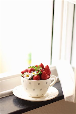 simsearch:659-06186270,k - Fresh strawberries in a spotted cup on a windowsill Stock Photo - Premium Royalty-Free, Code: 659-08940328