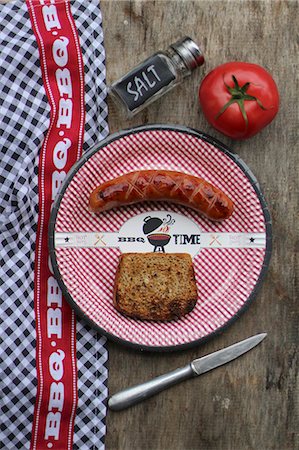 simsearch:659-08148038,k - Grilled sausage and a slice of bread on a paper plate (seen from above) Stock Photo - Premium Royalty-Free, Code: 659-08940334