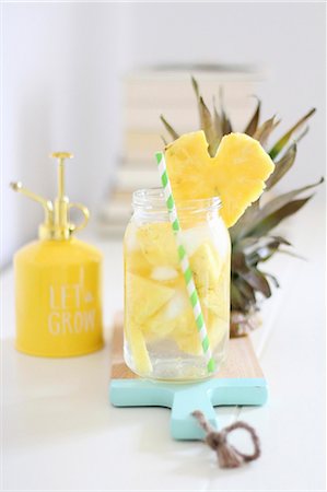 Infused water: water flavoured with fresh pineapple Stock Photo - Premium Royalty-Free, Code: 659-08940344