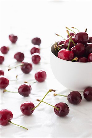 simsearch:659-07597339,k - Cherries in a bowl and next to it Stock Photo - Premium Royalty-Free, Code: 659-08940418