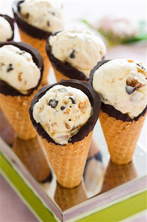 sweet   no people - Butterscotch and chocolate ice cream in cones Stock Photo - Premium Royalty-Free, Code: 659-08940429