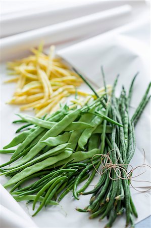 Various types of beans on a piece of paper Stock Photo - Premium Royalty-Free, Code: 659-08940436