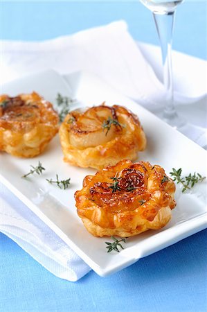 Mini tarte tatins with white onions Stock Photo - Premium Royalty-Free, Code: 659-08940509