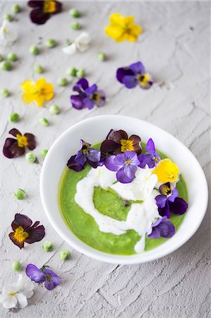 simsearch:659-06901837,k - Cream of green pea soup with sour cream and edible flowers Stock Photo - Premium Royalty-Free, Code: 659-08940524