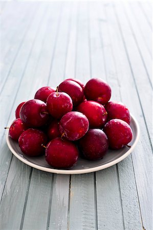 simsearch:659-07027144,k - Fresh plums in white bowl Stock Photo - Premium Royalty-Free, Code: 659-08940586