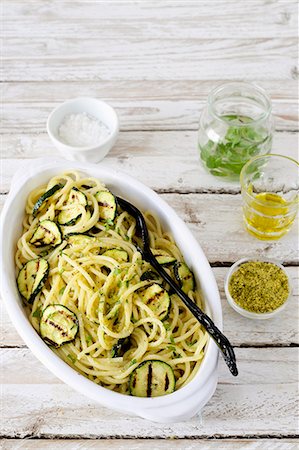 pasta - Spaghetti with grilled courgettes and pistachio pesto Stock Photo - Premium Royalty-Free, Code: 659-08940597