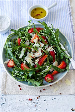 simsearch:600-06382994,k - Rocket salad with strawberries and Parmesan cheese Stock Photo - Premium Royalty-Free, Code: 659-08940599