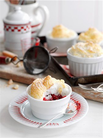 simsearch:659-07069181,k - Gratinated raspberries topped with meringue Stock Photo - Premium Royalty-Free, Code: 659-08940645