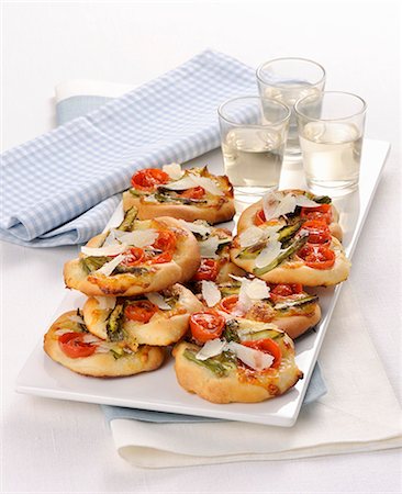 Mini pizzas with green asparagus and cherry tomatoes Stock Photo - Premium Royalty-Free, Code: 659-08940746