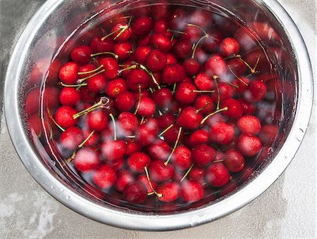 simsearch:659-07597339,k - Cherries in a large bowl of water Stock Photo - Premium Royalty-Free, Code: 659-08940741