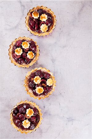 simsearch:659-06373112,k - Mini shortcrust pies with cherries (seen from above) Stock Photo - Premium Royalty-Free, Code: 659-08940864