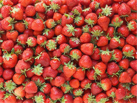 simsearch:659-06187957,k - Overall of strawberries Photographie de stock - Premium Libres de Droits, Code: 659-08940865