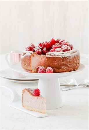 simsearch:659-06185283,k - Raspberry cheesecake on a cake stand Stock Photo - Premium Royalty-Free, Code: 659-08940925