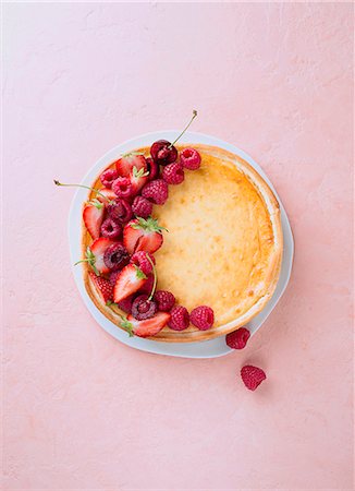 simsearch:659-08418689,k - Cheesecake with fresh berries on a coloured surface (seen from above) Stock Photo - Premium Royalty-Free, Code: 659-08940940