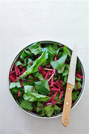 simsearch:400-07899875,k - Tender beetroot leaves in a bowl (seen from above) Stock Photo - Premium Royalty-Free, Code: 659-08940966