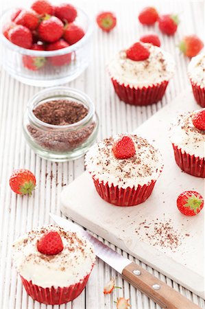 simsearch:659-06903190,k - Red velvet cupcakes decorated with buttercream, chocolate flakes and strawberries Stock Photo - Premium Royalty-Free, Code: 659-08941001
