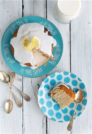 frosted - Vegan lemon cake with white icing Stock Photo - Premium Royalty-Free, Code: 659-08941014