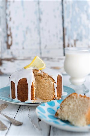 frosted - Vegan lemon drizzle cake with white icing Stock Photo - Premium Royalty-Free, Code: 659-08941015