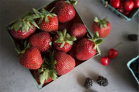 simsearch:659-06306291,k - Strawberries, cherries and blackberries Stock Photo - Premium Royalty-Free, Code: 659-08941017