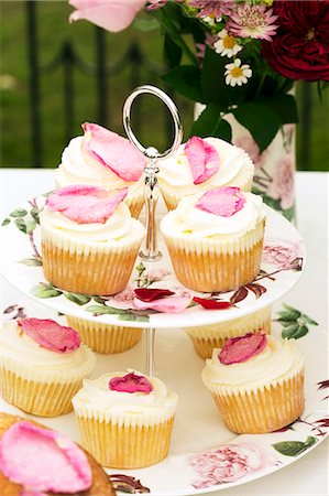simsearch:659-06903190,k - Rose petal cupcakes on the cake stand decorated with roses Stock Photo - Premium Royalty-Free, Code: 659-09124098