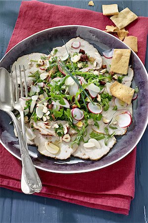 simsearch:659-07597225,k - Veal carpaccio with radishes, rocket and hazelnuts Stock Photo - Premium Royalty-Free, Code: 659-09124124