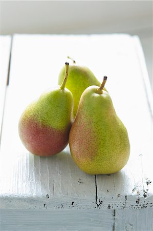 simsearch:659-06306291,k - Three green pears on a white wooden background Stock Photo - Premium Royalty-Free, Code: 659-09124881