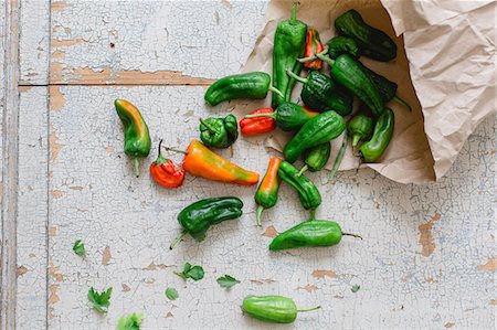 simsearch:659-08147216,k - Fresh pimiento peppers in a paper bag (top view) Stock Photo - Premium Royalty-Free, Code: 659-09124896