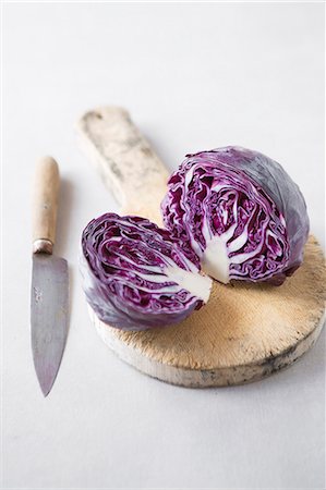 Sliced purple cabbage on a chopping board Stock Photo - Premium Royalty-Free, Code: 659-09124924