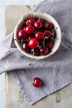 simsearch:659-06373112,k - Sweet cherries in a wooden bowl Stock Photo - Premium Royalty-Free, Code: 659-09124947