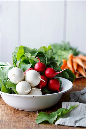 simsearch:659-07609605,k - Radishes and carrots in a bowl, with carrots in the background Stock Photo - Premium Royalty-Free, Code: 659-09124941