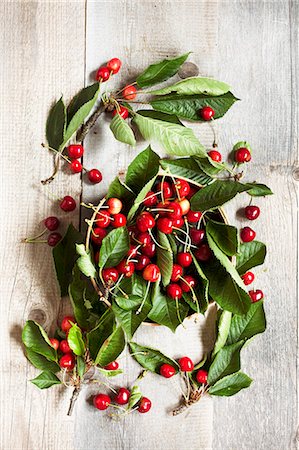 simsearch:659-07597339,k - Cherries with leaves Stock Photo - Premium Royalty-Free, Code: 659-09124972