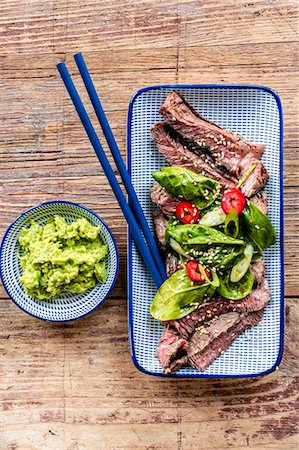 simsearch:659-06373117,k - Steak with spinach leaves and a wasabi-avocado dip (Japan) Foto de stock - Sin royalties Premium, Código: 659-09125116