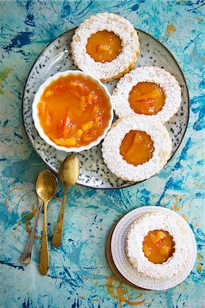 Orange marmalade biscuits with icing sugar Stock Photo - Premium Royalty-Free, Code: 659-09125156