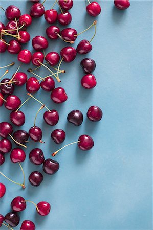 simsearch:659-06373112,k - Fresh cherries on a blue background Stock Photo - Premium Royalty-Free, Code: 659-09125227