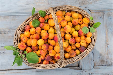 simsearch:659-07069466,k - Freshly picked apricots in a basket Photographie de stock - Premium Libres de Droits, Code: 659-09125336