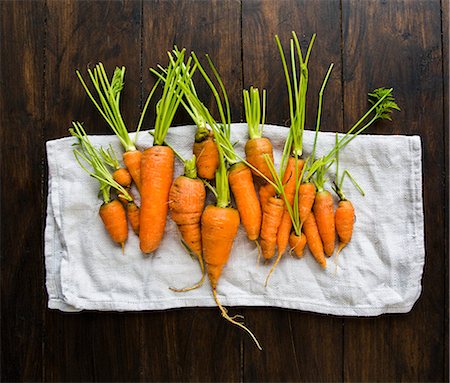 simsearch:400-06864386,k - Small garden carrots in different shapes and sizes Stock Photo - Premium Royalty-Free, Code: 659-09125493