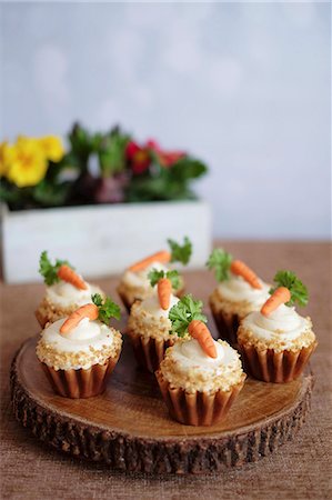 simsearch:659-06903190,k - Carrot cupcakes Stock Photo - Premium Royalty-Free, Code: 659-09125501
