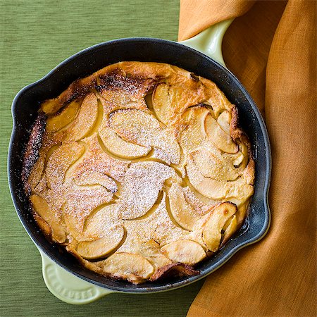 simsearch:659-01850806,k - Apple Oven Cake in a skillet Stock Photo - Premium Royalty-Free, Code: 659-09125709