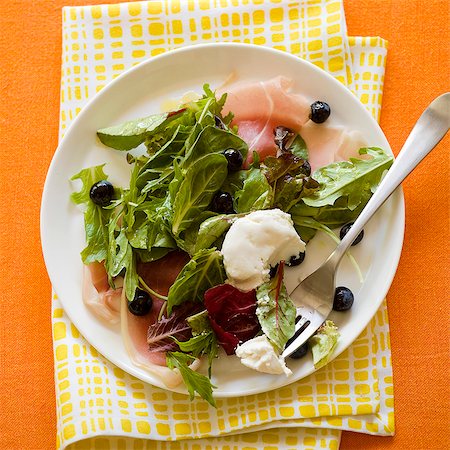 simsearch:659-07597225,k - Prosciutto salad with blueberries Stock Photo - Premium Royalty-Free, Code: 659-09125717