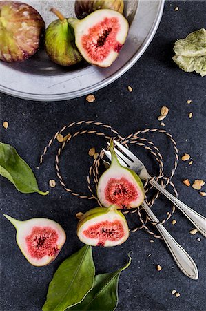 simsearch:659-08419643,k - An arrangement of figs including halved figs Stock Photo - Premium Royalty-Free, Code: 659-09125735
