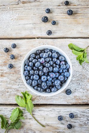 peppermint - Blueberries in a white cup Stock Photo - Premium Royalty-Free, Code: 659-09125740