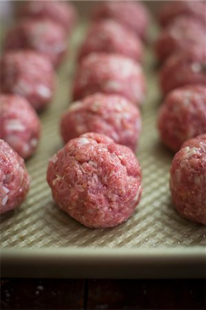 simsearch:659-06188604,k - Rows of raw meatballs Stock Photo - Premium Royalty-Free, Code: 659-09125774